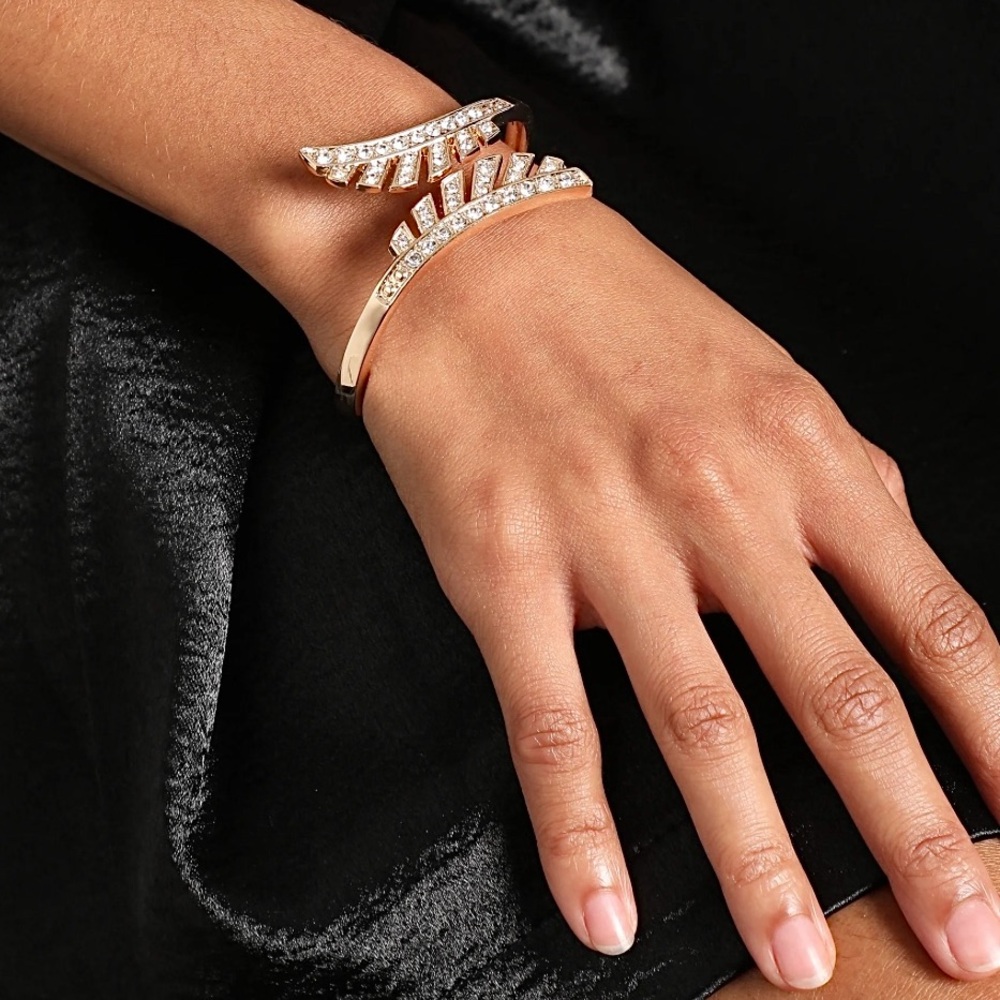 NWT Dillard’s Gold Leaf Bracelet With Crystals